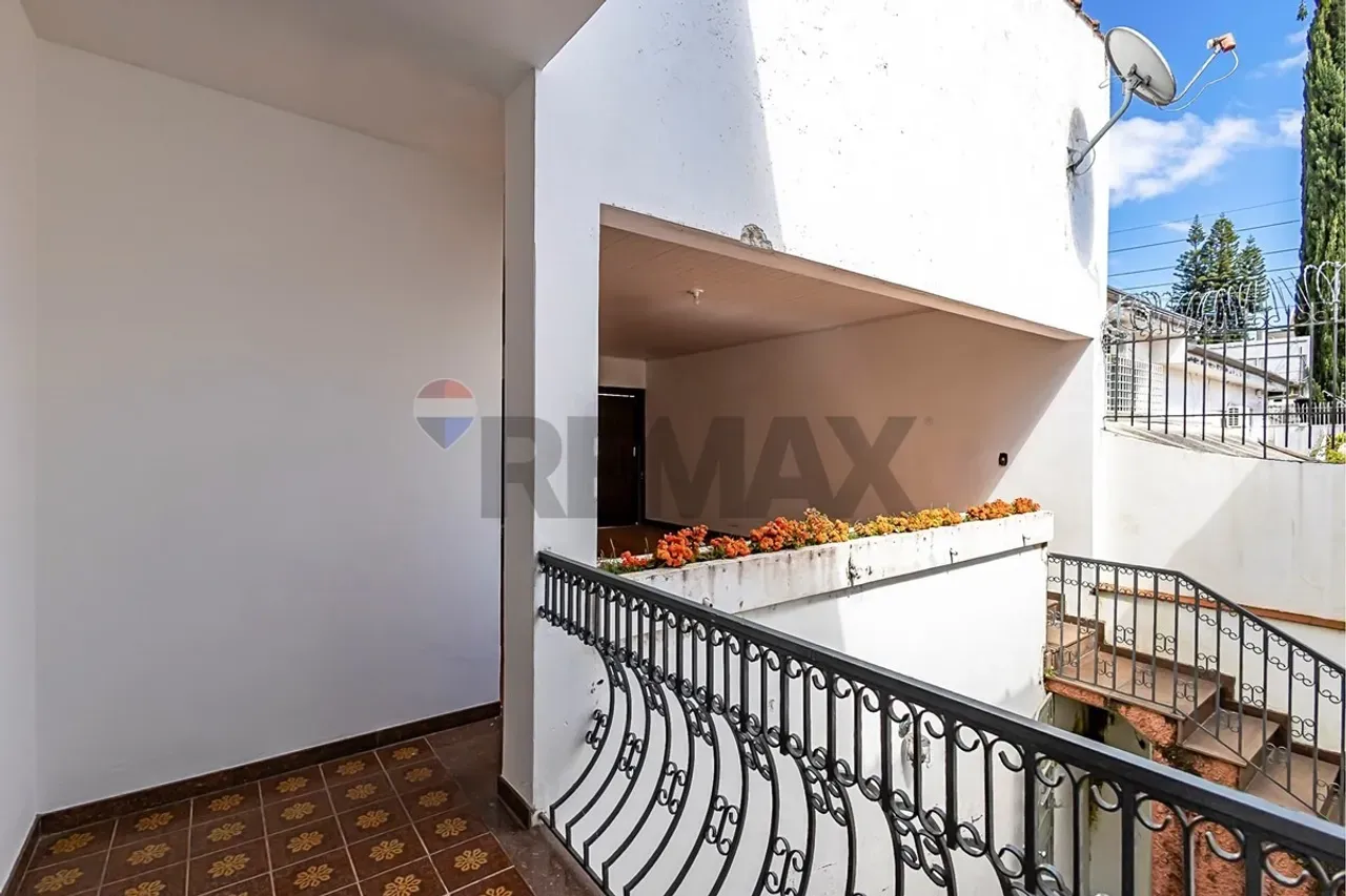 House with 3 bedrooms, 1 en-suite and private garden 309 m² — photo 57