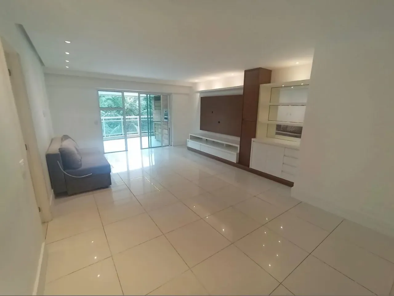 3-bedroom apartment with a grill on the balcony — photo 9