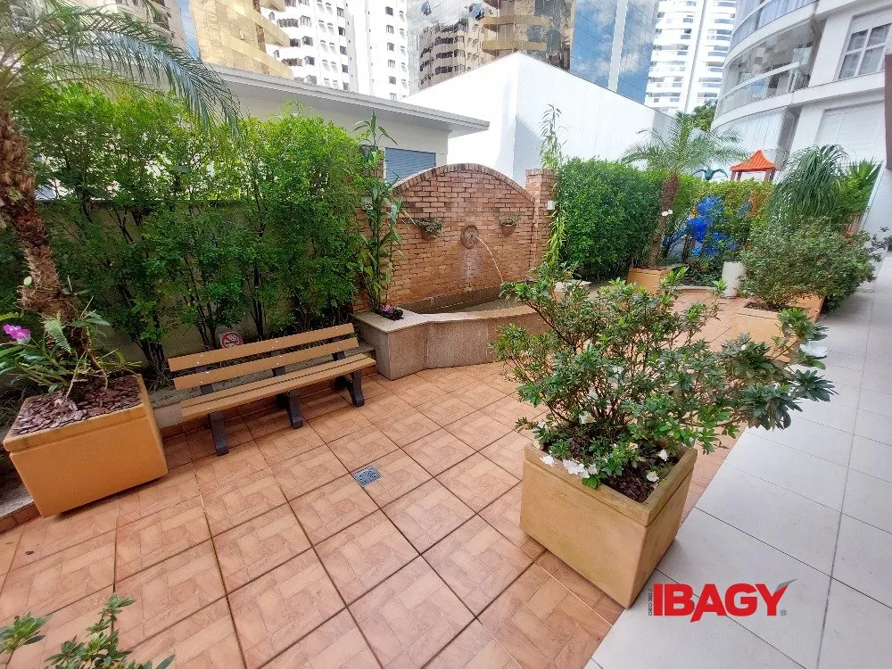 4-bedroom apartment in a building with a pool — photo 16