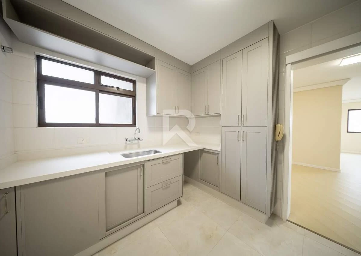 119 m² apartment with a grill on the balcony and a bathtub — photo 17