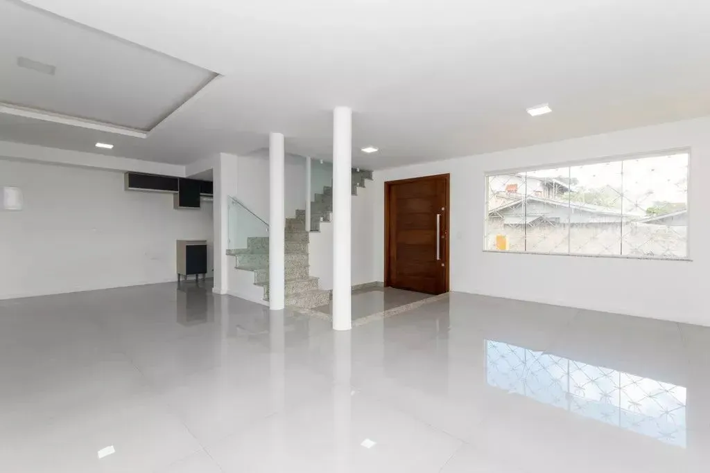 Будинок з 4 спальнями та 261 м² і балконом — photo 3