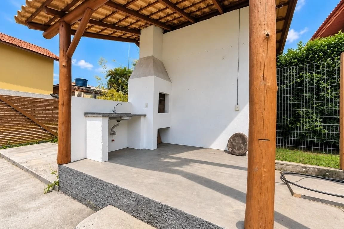 Balcony with a grill in a 2-bedroom house, 130 m² — photo 7