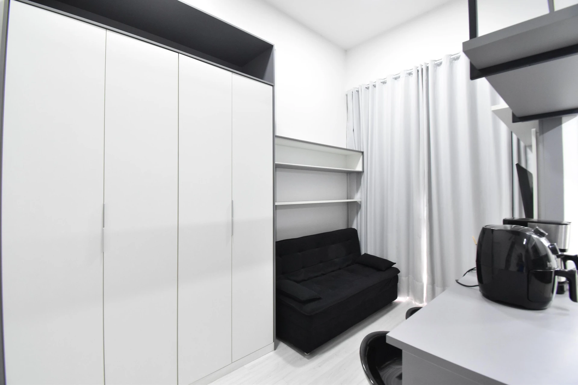 One-bedroom apartment in a building with a gym — photo 17