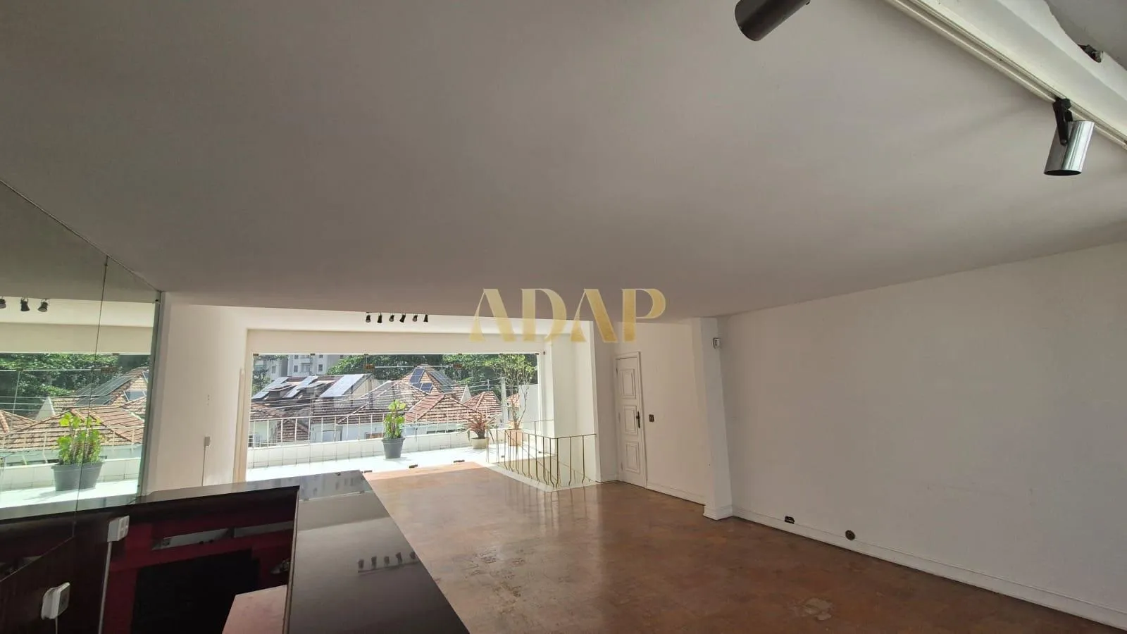 525 m² apartment with a home office and a bathtub — photo 29