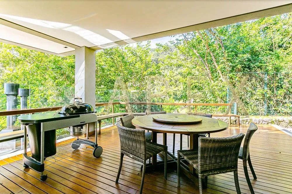 6 en-suite bedrooms, 9 bathrooms, 1600 m² and BBQ — photo 39