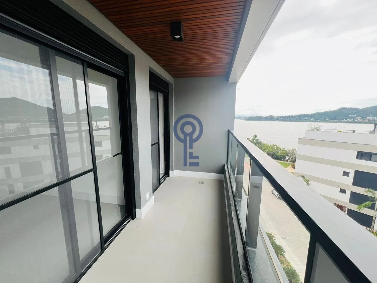Apartment on the 4th floor with a grill on the balcony — photo 23