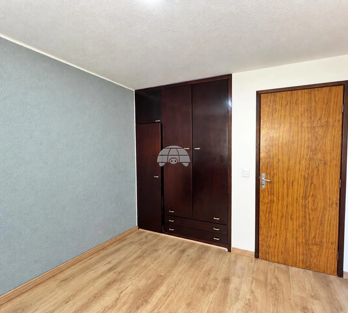 3-bedroom apartment with wood or laminate floors in Curitiba — photo 15