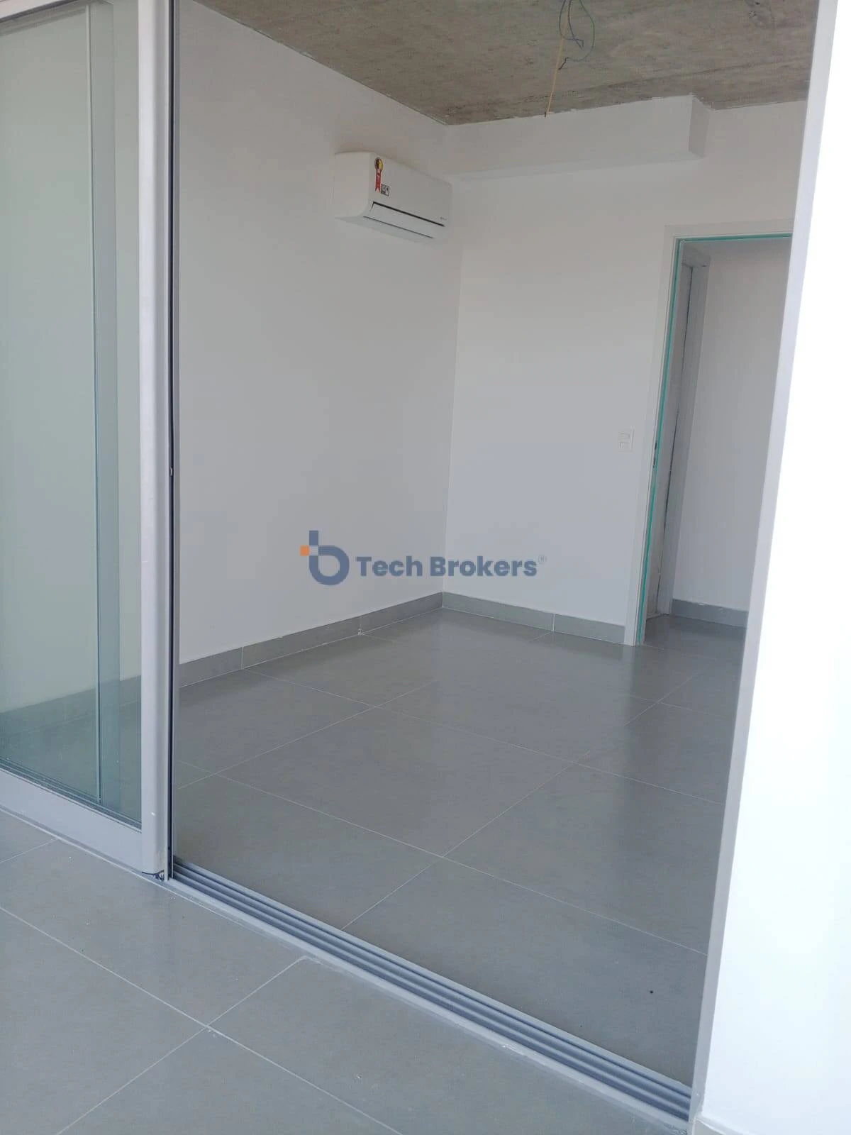 Apartment, 83 m², with a glass-enclosed balcony — photo 8