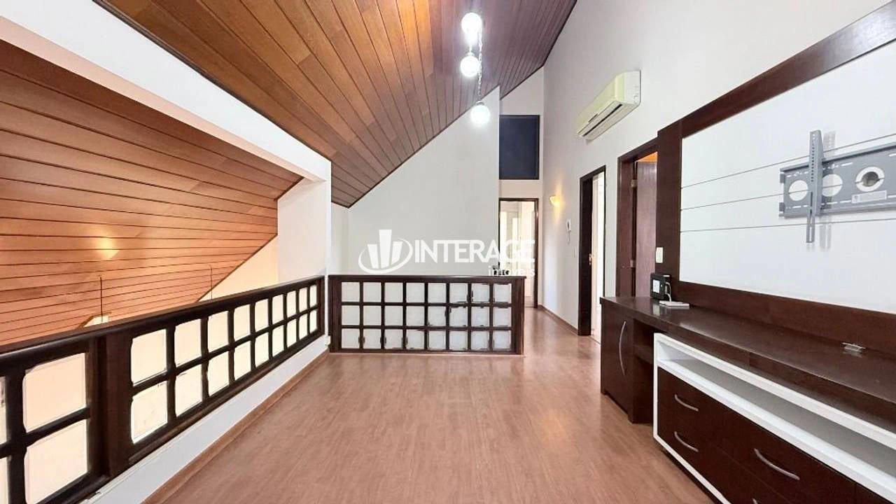 3-bedroom house with a bathtub — photo 3