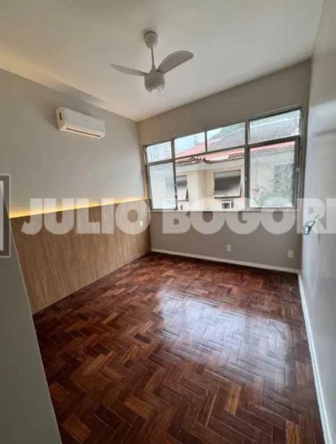Wood or laminate floors in a 2-bedroom apartment, 65 m² — photo 4