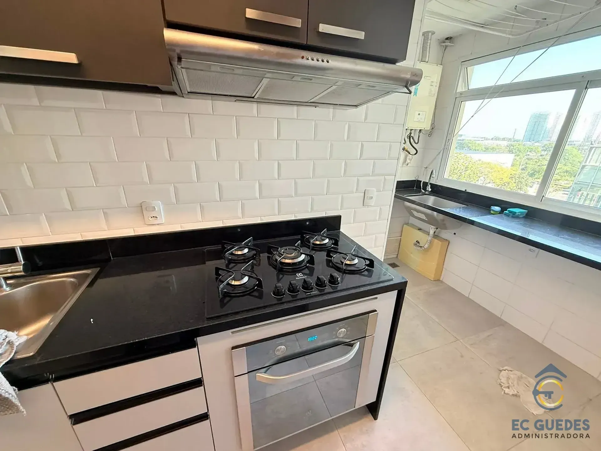 Furnished 3-bedroom apartment with glassed balcony — photo 16