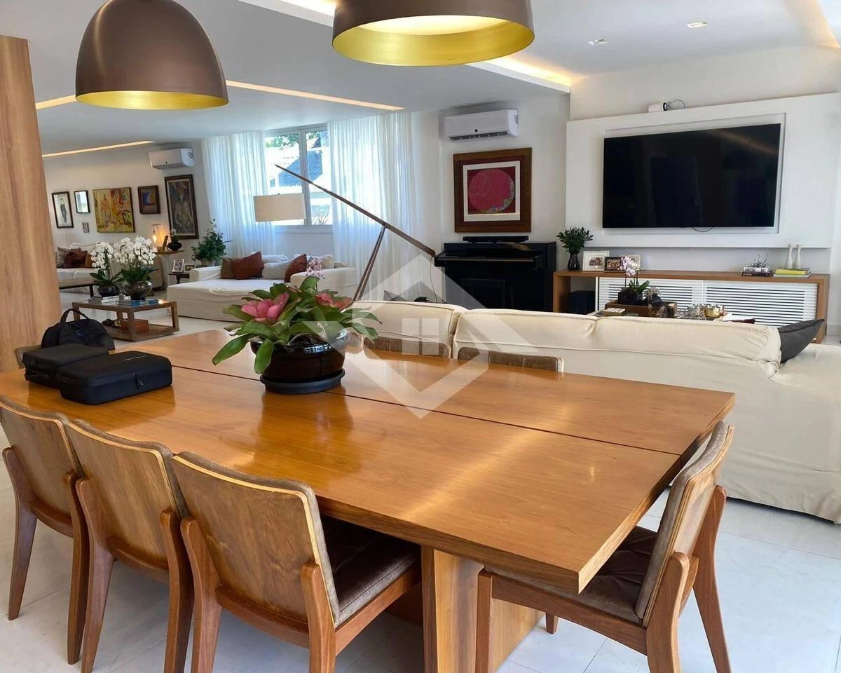 6 quartos e banheira: casa de 1000 m² — photo 16