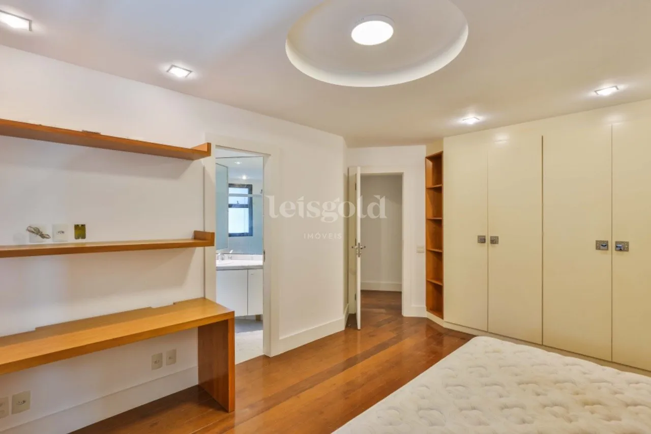 Floor-to-ceiling windows in a 2-bedroom apartment, 230 m² — photo 13
