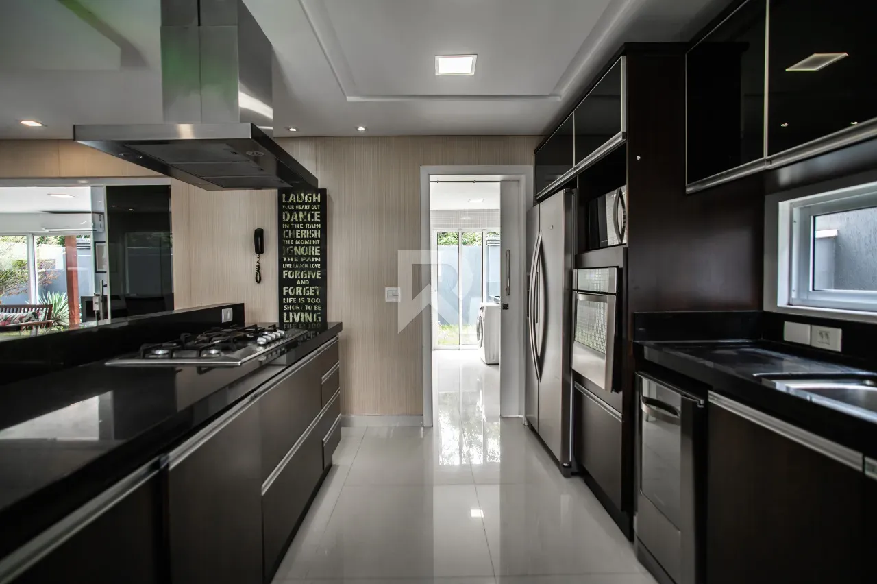 Furnished house with 4 bedrooms and 302 m² and a garden — photo 11