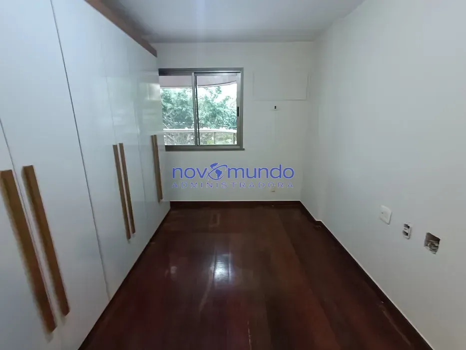 Wood or laminate floors in a 3-bedroom apartment, 105 m² — photo 8
