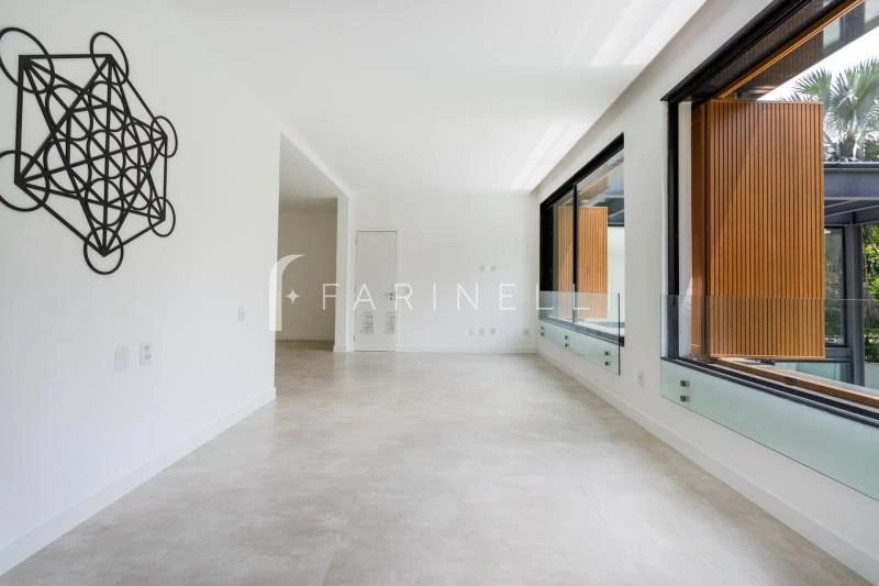 House with 5 bedrooms and open-plan kitchen — photo 33