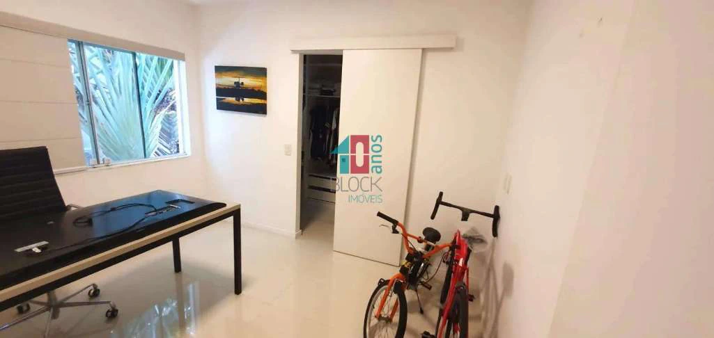Condominium house with 4 suites and a home office desk — photo 7