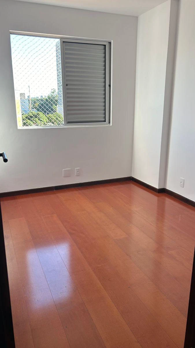 3-bedroom apartment with wood or laminate floors — photo 12