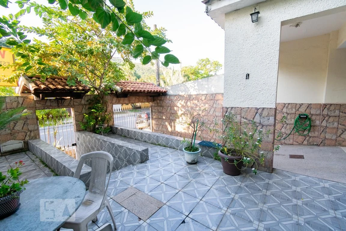 Furnished 4-bedroom house with private garden — photo 21