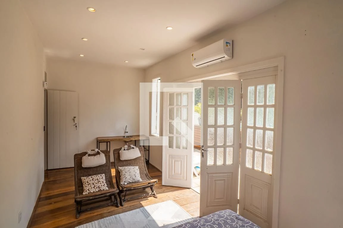 Furnished house, 300 m², with floor-to-ceiling windows — photo 13