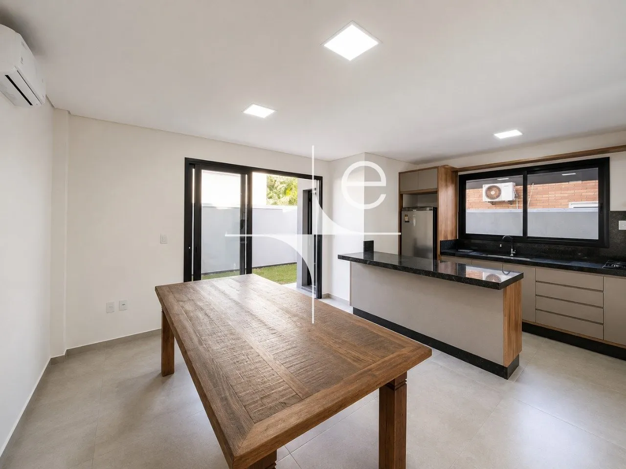 House with 3 bedrooms and a private yard — photo 2