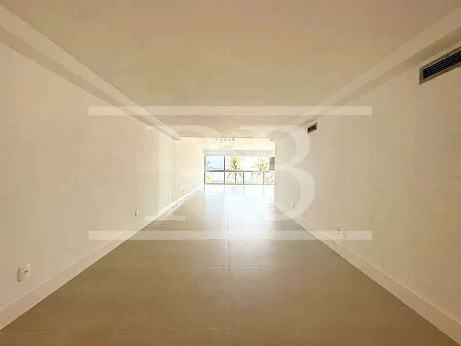 3-bedroom apartment with enclosed glass balcony — photo 17