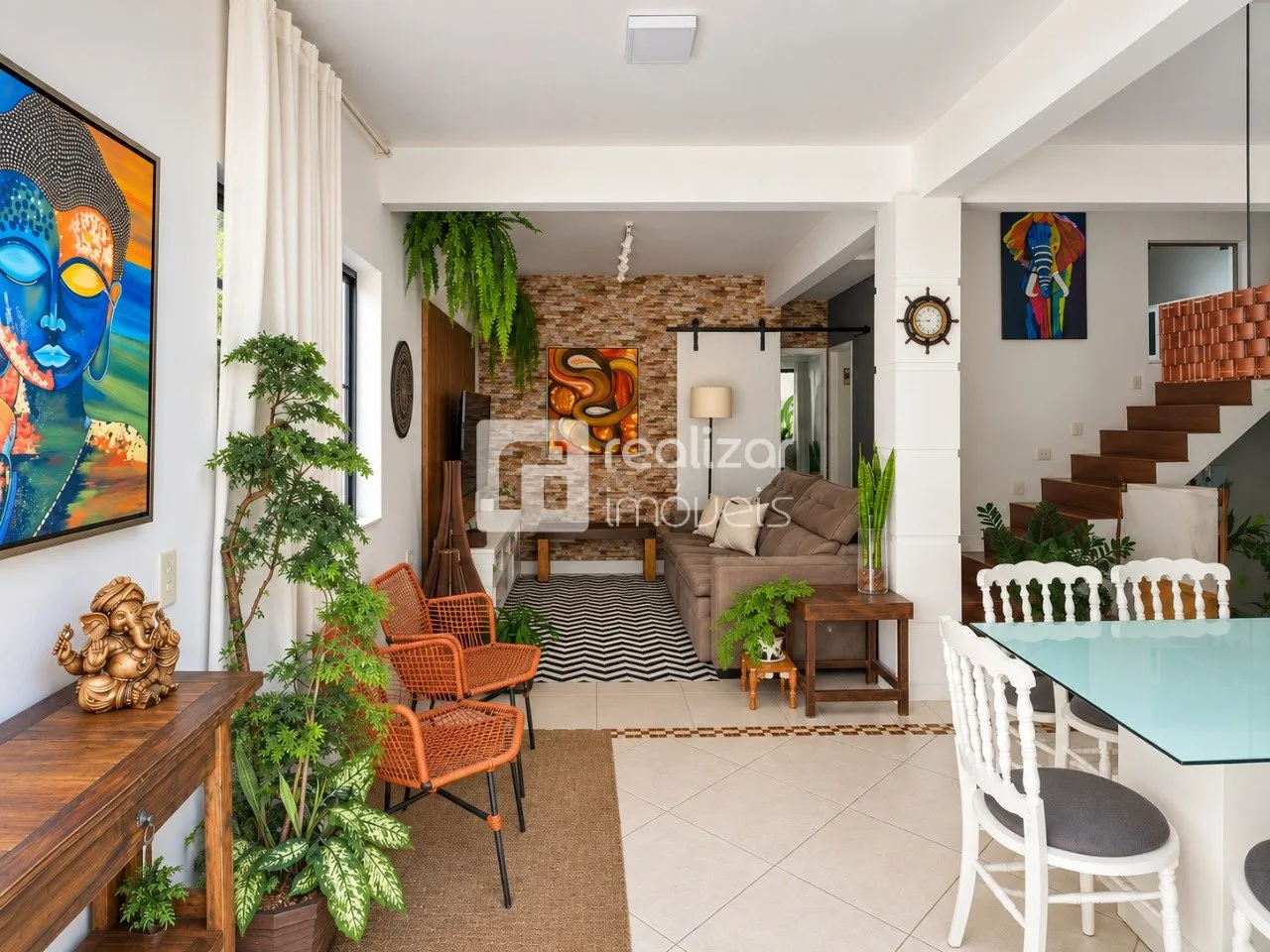 Balcony with a grill in a 5-bedroom house, 204 m² — photo 11