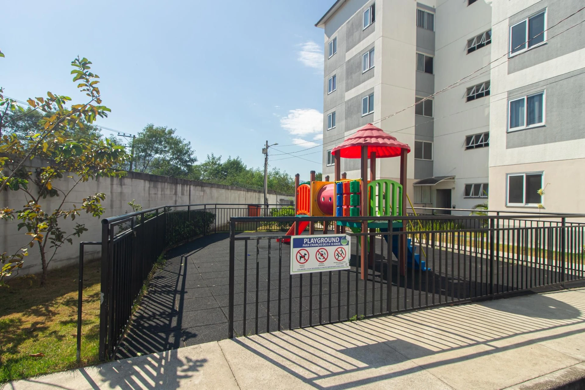 2-bedroom apartment in a building with a pool — photo 15