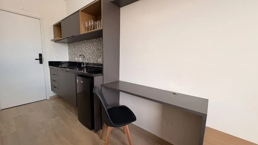 Estudio amueblado con balcón y ducha con mampara de vidrio — photo 2