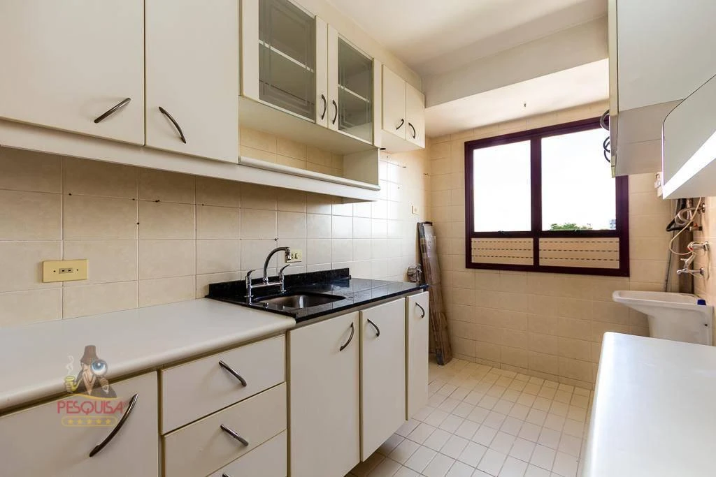 2-bedroom apartment with wood or laminate floors in Curitiba — photo 2