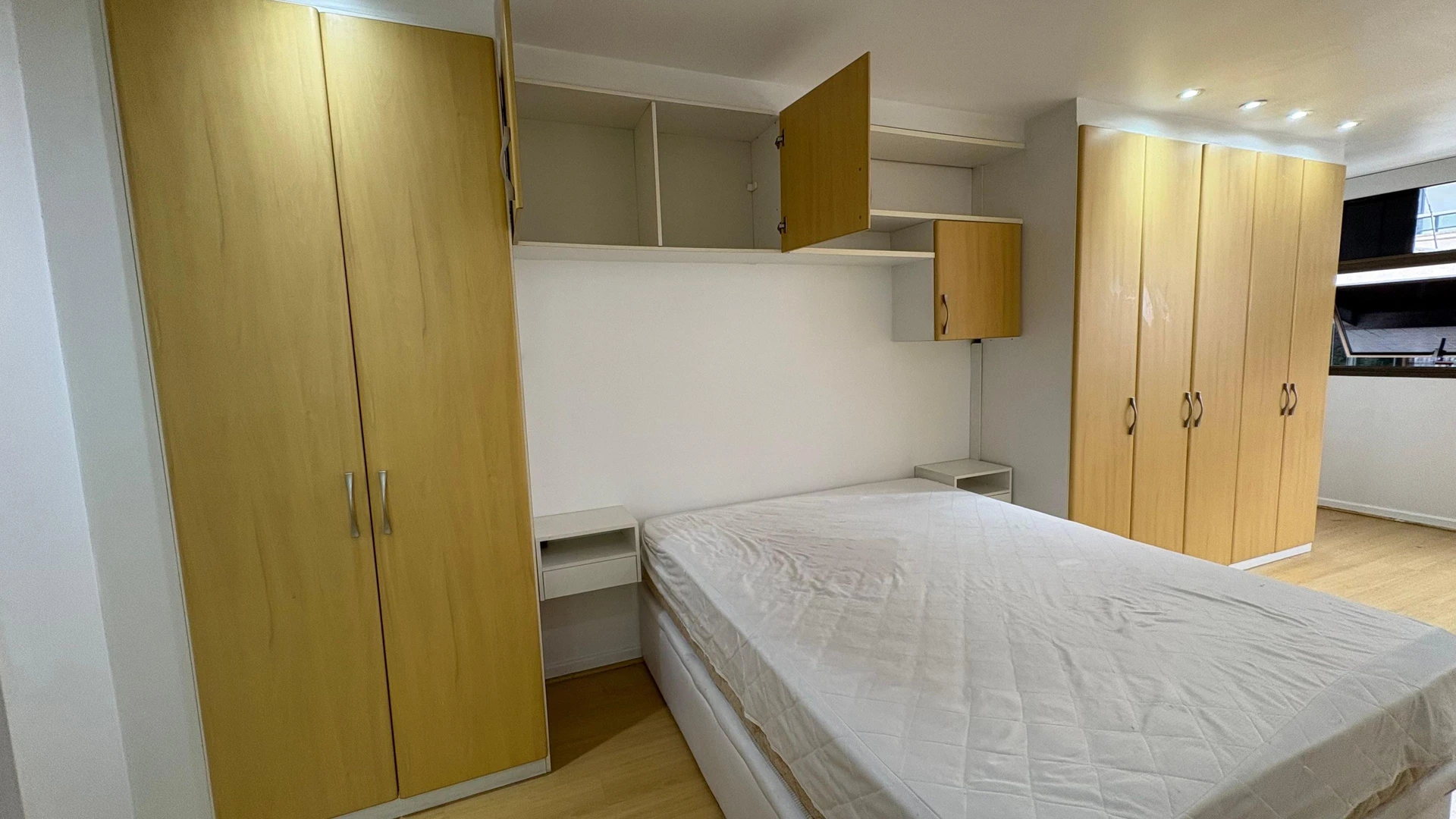 Glass-enclosed balcony in a 3-bedroom apartment, 120 m² — photo 39
