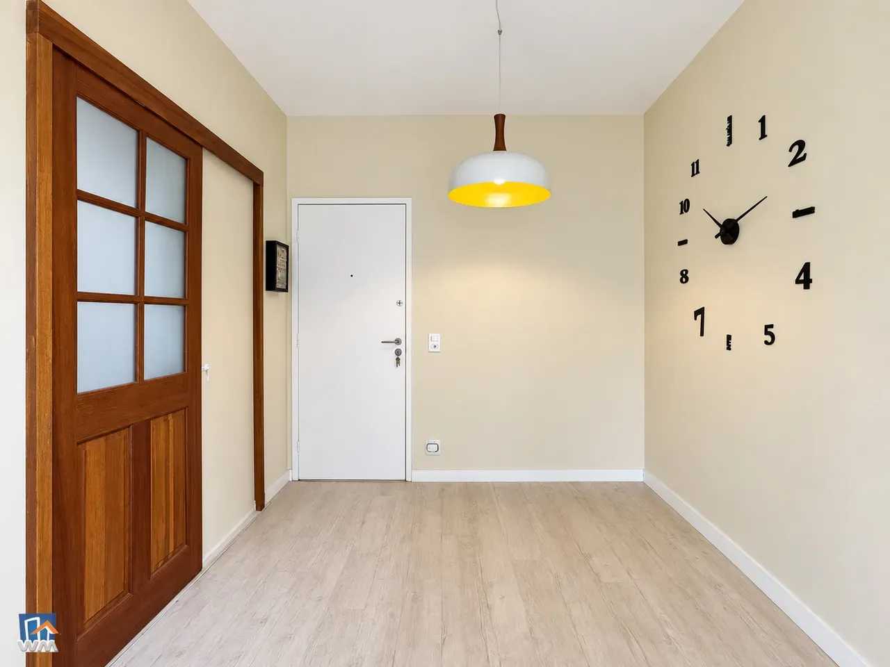 Glass-enclosed balcony in a 2-bedroom apartment, 88 m² — photo 23