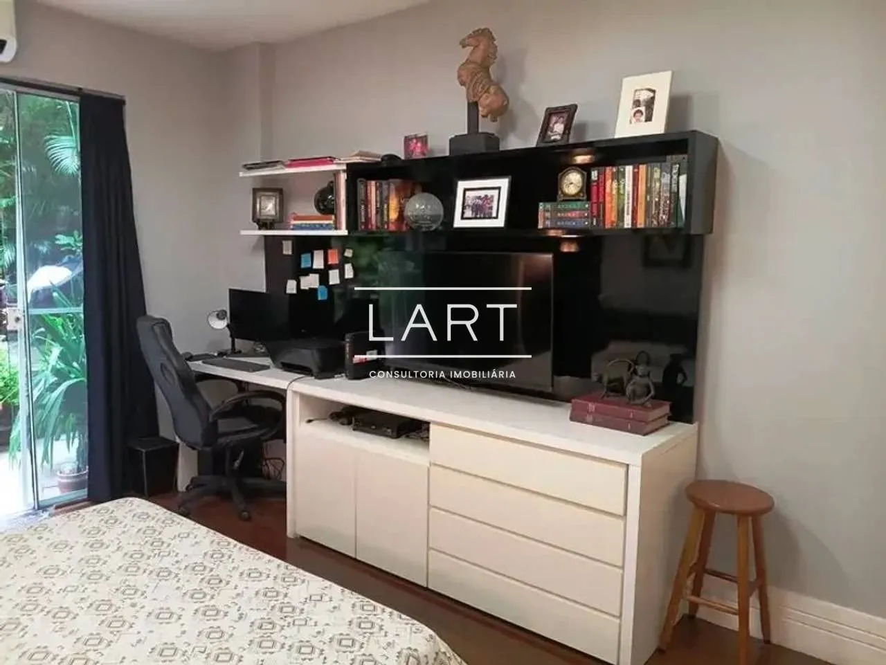 Furnished apartment, 250 m², with floor-to-ceiling windows — photo 10
