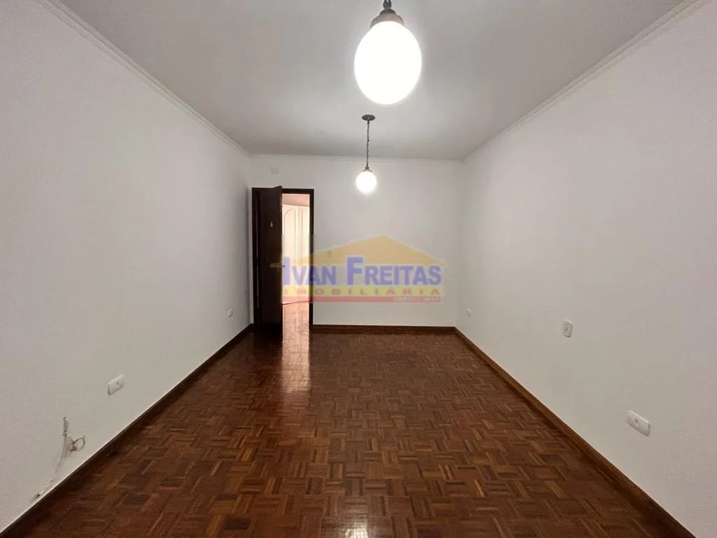 3-bedroom house with a walk-in closet in Curitiba — photo 11