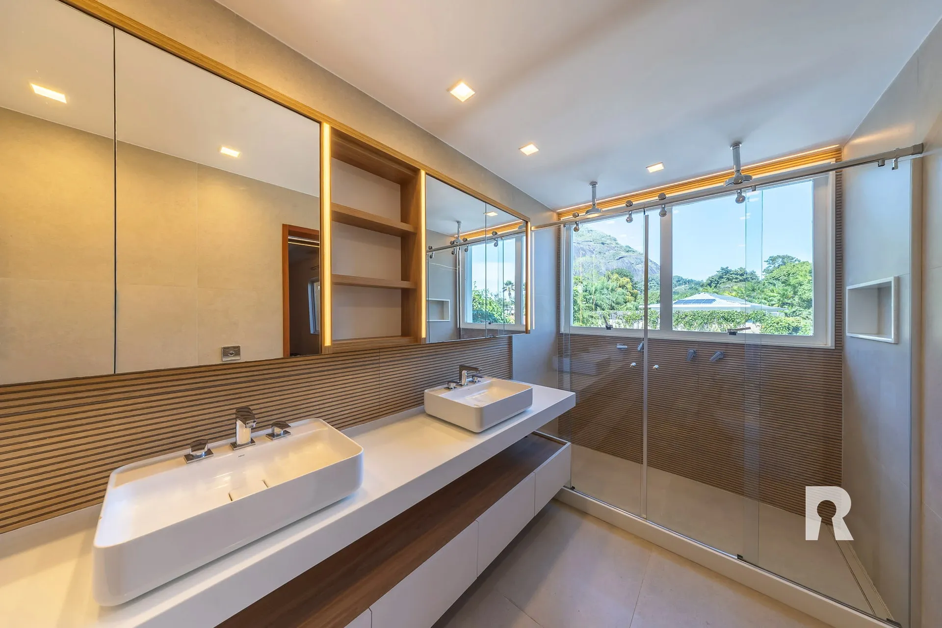Furnished house with 5 bedrooms and 5 bathrooms — photo 21