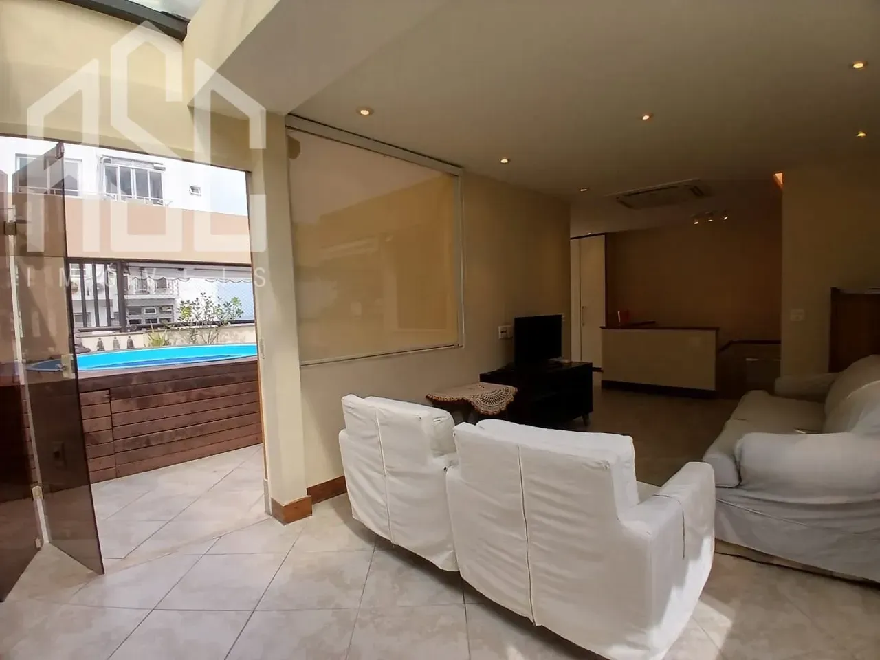 Balcony with a grill in a 2-bedroom apartment, 153 m² — photo 8