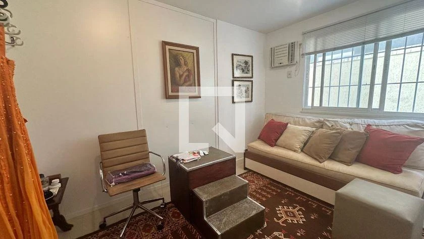 Walk-in closet in a 5-bedroom house, 250 m² — photo 47
