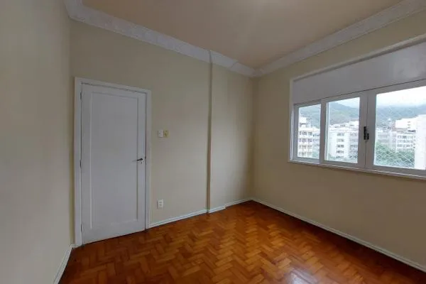 One-bedroom apartment with a mountain view — photo 3