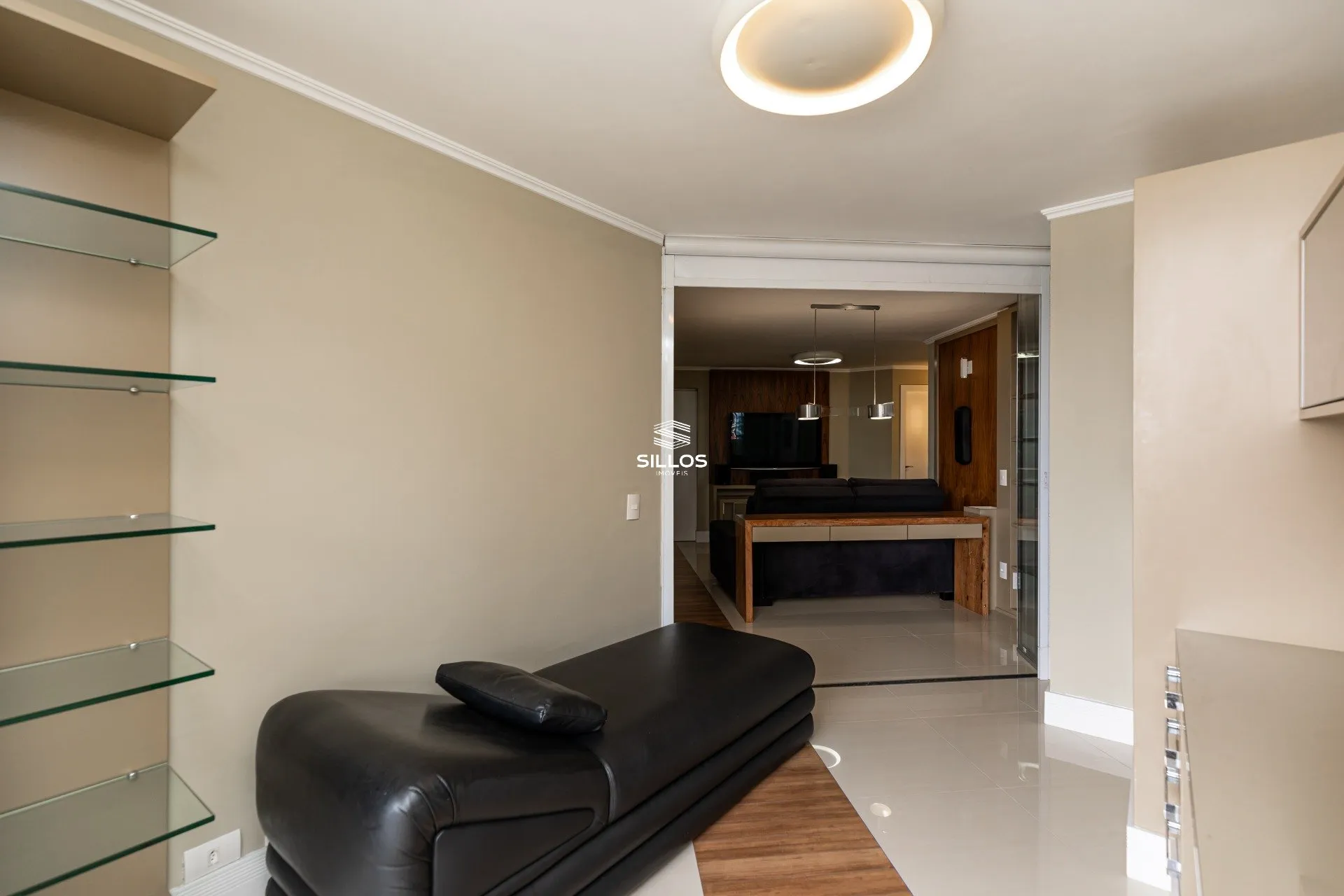 121 m² apartment with a glass-enclosed balcony and a bathtub — photo 39
