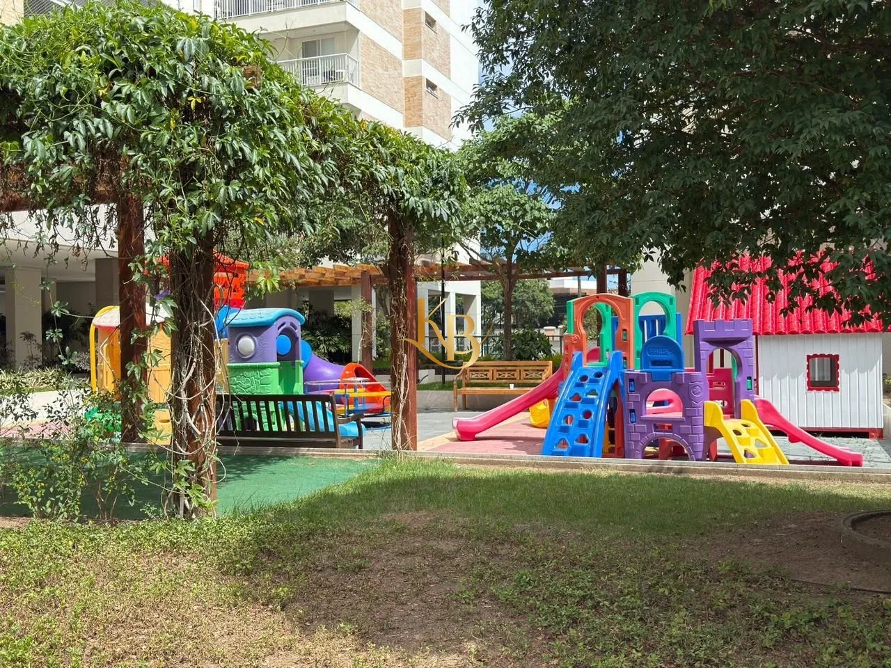 Furnished 4-bedroom apartment with enclosed balcony and grill — photo 34