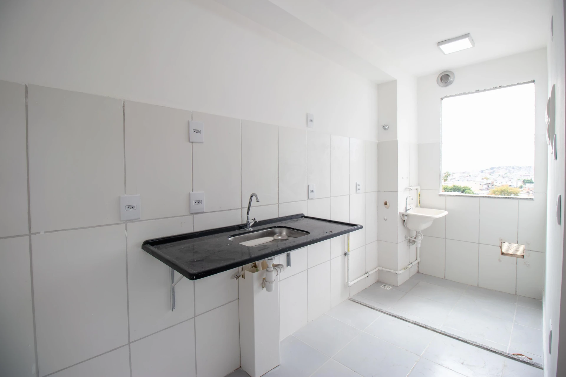 Apartamento para aluguel com 2 quartos, varanda e quintal