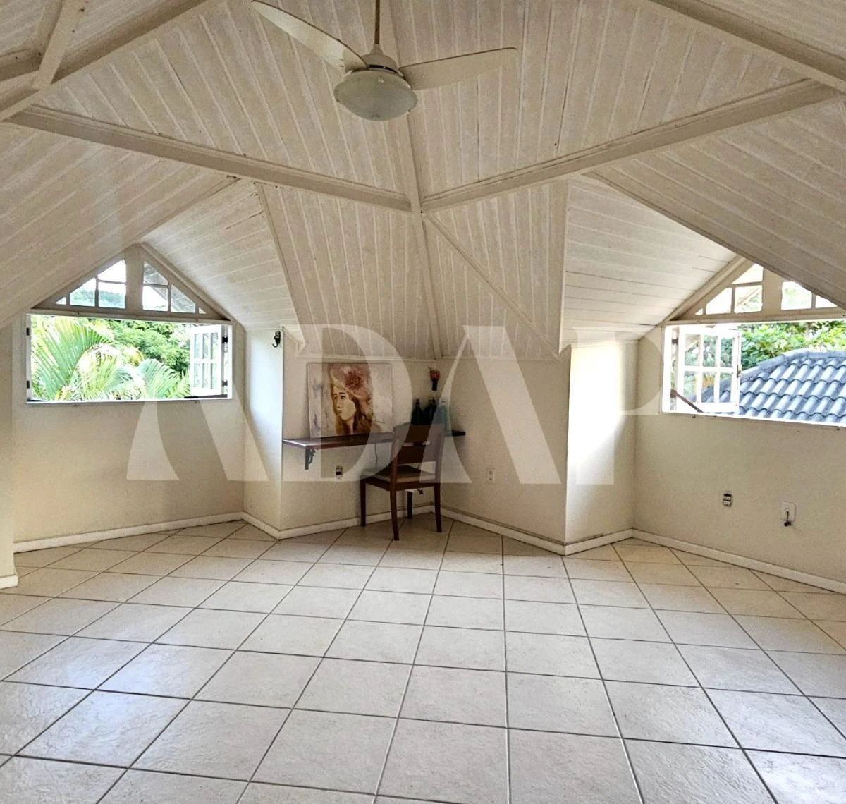 Unfurnished 254 m² house with a built-in balcony grill — photo 25