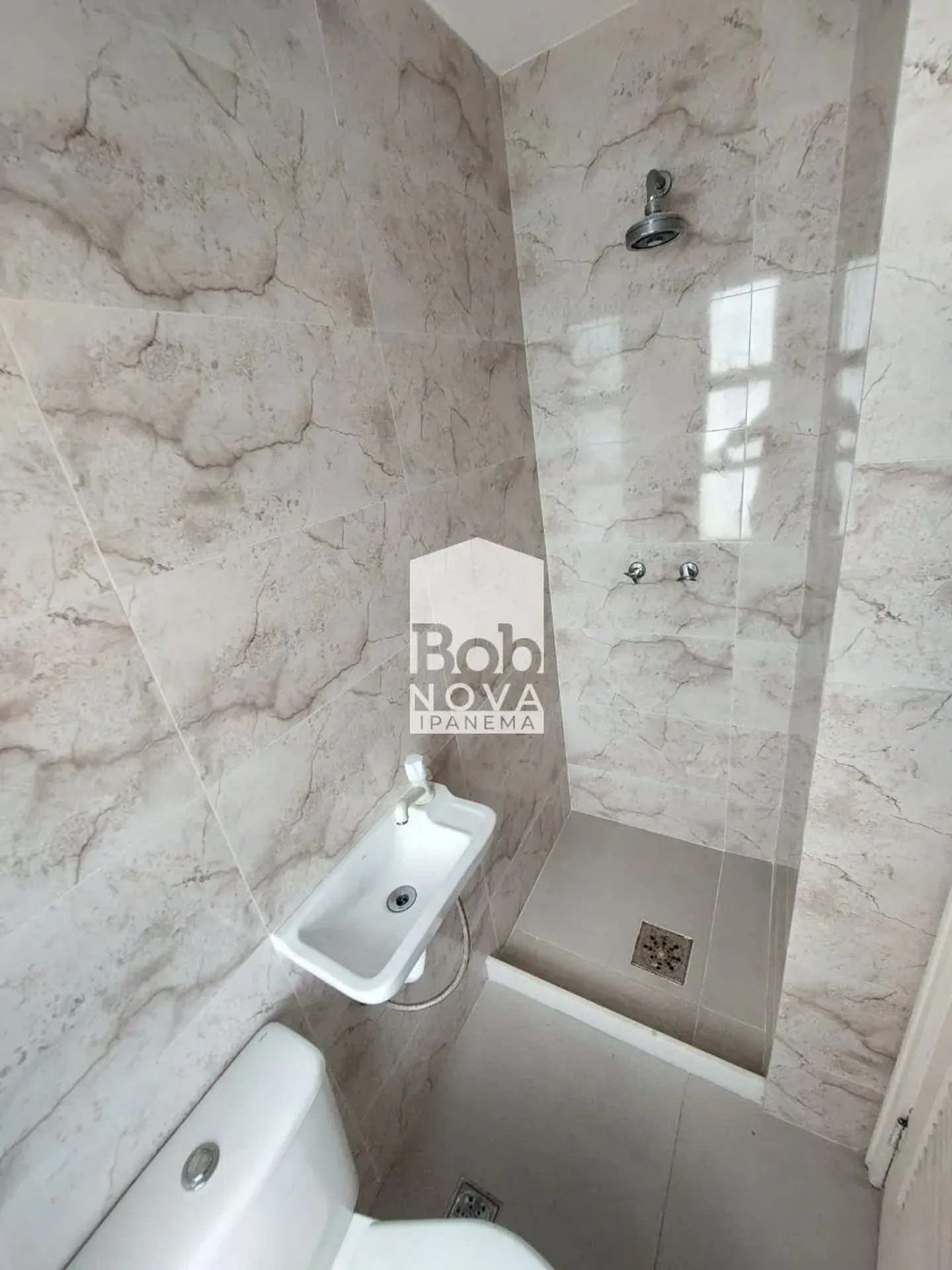 Unfurnished 161 m² apartment with a closed kitchen — photo 37