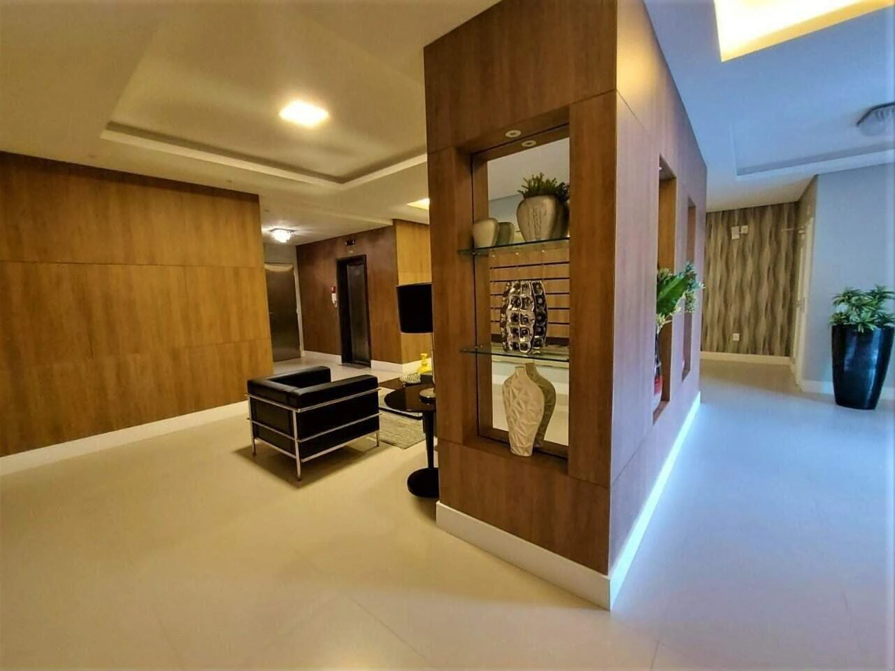Glass-enclosed balcony in a 4-bedroom apartment, 127 m² — photo 30