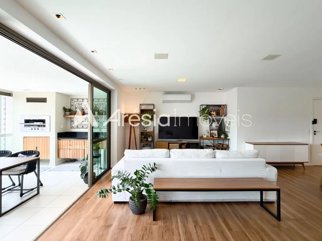 Balcony with a grill in a 4-bedroom apartment, 178 m² — photo 6
