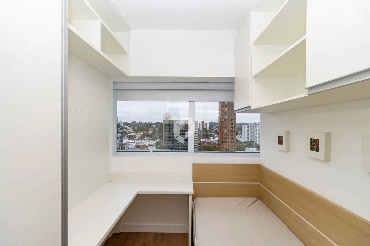 Furnished 2-bedroom apartment with balcony — photo 17
