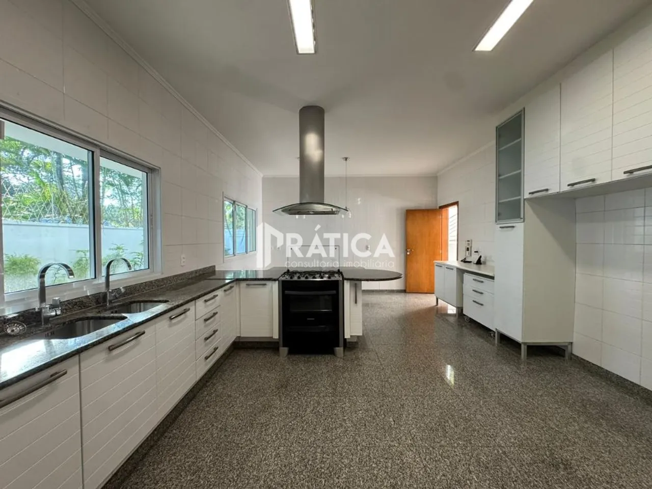 House with 5 bedrooms and 5 bathrooms, balcony grill — photo 2