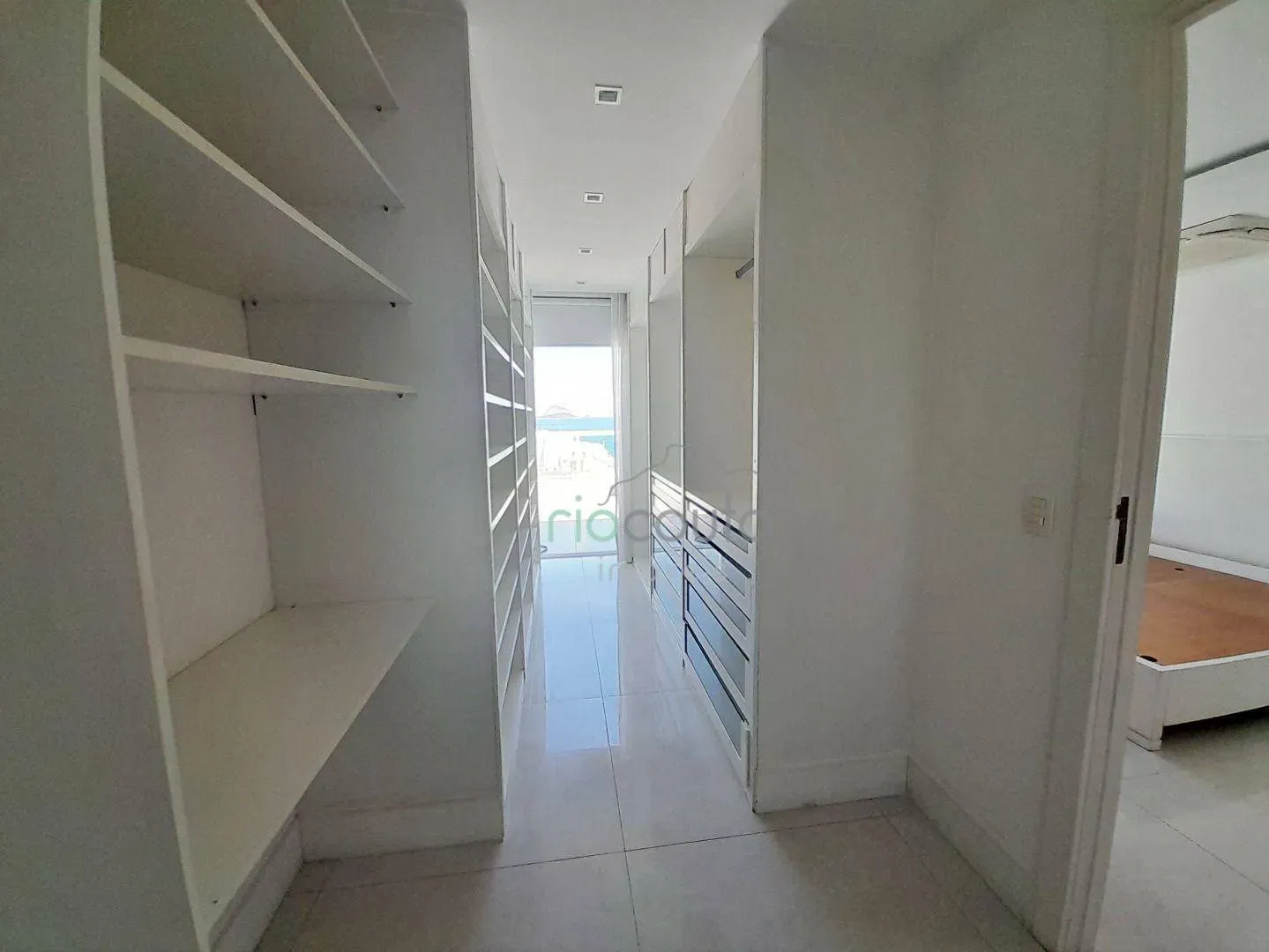 Apartment with 4 bedrooms and a balcony — photo 35