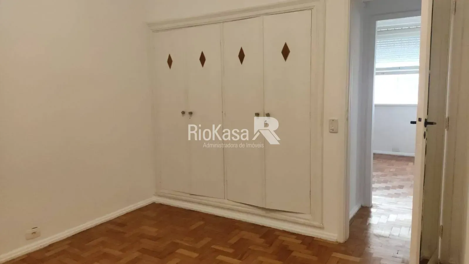 Wood or laminate floors in a 3-bedroom apartment, 85 m² — photo 14