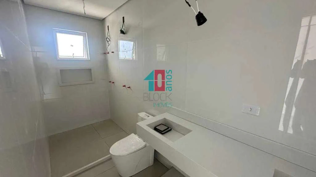 Casa com 5 suítes, 8 banheiros e 3 vagas para reformar — photo 12